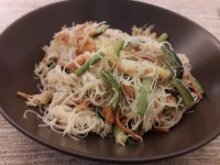 Spaghetti di Riso con Gamberetti e Verdure